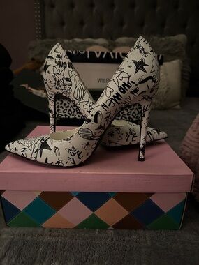 Shoe Republic LA White & Black Graphic Pointed Toe Stiletto Heels
